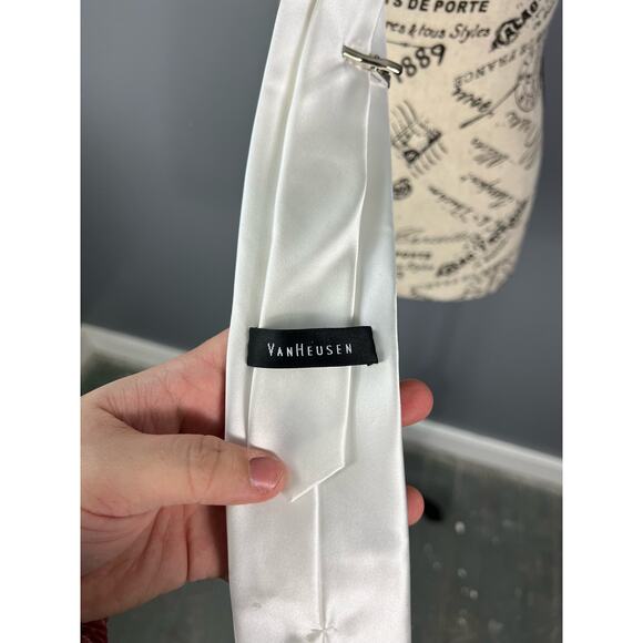 Van Heusen White long tie with tie clip - Picture 2 of 6